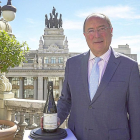 Carlos Moro posa con el nuevo vino.-E.M.