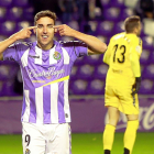 Mata se ‘achina’ los ojos en la celebración del segundo gol del Real Valladolid.-J. M. LOSTAU