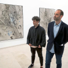 José Díaz y Javier Hontoria, ayer en el Patio Herreriano, junto a varias obras del artista.-PABLO REQUEJO - PHOTOGENIC
