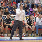 Iñaki Martín da instrucciones desde el banquillo.-J.C. C.