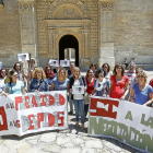 Trabajadores de la Fundación General de la Universidad, durante la protesta ayer frente al rectorado.-J. M. LOSTAU