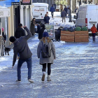Un joven, a punto de resbalar a causa del hielo en el centro de Segovia, en la bajada de acceso al Acueducto.-ICAL