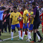 Los jugadores de Brasil protestan al árbitro por el gol de Ruidiaz.-EFE