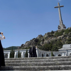 Una monja, de visita en el Valle de los Caídos-JOSE LUIS ROCA