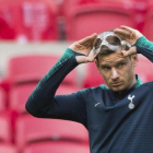 El jugador del Tottenham Vertonghen con la máscara protectora con la que tiene que jugar.-AP