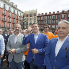 Albert Rivera, junto al delegado regional, Luis Fuentes, a la izquierda, y Jesús Presencio, a la derecha, durante un acto de campaña en Valladolid.-Ical