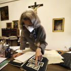 Eloisa Wattemberg, directora del Museo de Valladolid, muestra los restos de mosaicos de la Villa romana de Villa del Prado, al igual que fotografías, dibujos y manuscritos realizados por su padre, Federico Wattemberg. PHOTOGENIC