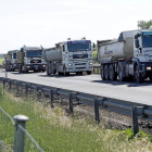 Camiones de la empresa Hergonsa, en la zona en la que se produjo el accidente mortal en la A-62.-J.M. Lostau