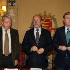 El alcalde de Valladolid, Francisco Javier León de la Riva, el consejero de Fomento, Antonio Silván (D), y el secretario de Estado de Infraestructuras, Julio Gómez-Pomar (I), firman el acuerdo relativo al Área de Regeneración y Renovación Urbana '29 de Oc-Ical