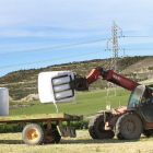 Un agricultor empacando trigo para forraje en Fuentes de Valdepero (Palencia).-BRÁGIMO