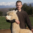 Óscar Alonso con dos de sus animales en su explotación ubicada en Revilla de Pomar (Palencia). La granja comenzó a funcionar hace dos años.-BRÁGIMO