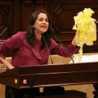 La diputada de Ciudadanos Inés Arrimadas, exhibiendo en el Parlamento lazos amarillos retirados por ella misma.-MAR VILA (ACN)