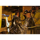 Dos chicas son atendidas por los servicios de emergencia a las afueras del Manchester Arena.-REUTERS
