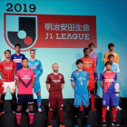Iniesta, del Vissel Kobe (en primera fila), y Torres, del Sagan Tosu (segunda), posan con los representantes de los otros 16 clubs de la Liga japonesa.-EFE / FRANK ROBICHON