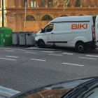 Vehículo municipal de Biki mal aparcado.-E. M.