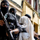La Guardia Civil traslada a uno de los yihadistas detenidos en Mataró.-QUIQUE GARCÍA (EFE)