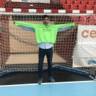 Carlos Calle posa con la camiseta del Recoletas ayer en una de las porterías de Huerta del Rey antes de ser presentado.-G. V.