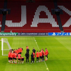 Los jugadores del Madrid durante el entrenamiento en el Johan Cruyff Arena.-X00227