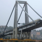 Los escombros del puente que ha colapsado en Génova.  /-ANDREA LEONI