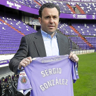 Sergio posa junto al banquillo que ocupará el próximo domingo.-J.M. LOSTAU