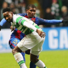 Marlon pelea con Dembele en Celtic Park.-EFE / ROBERT PERRY
