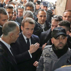 El presidente francés, Enmanuel Macron, insta a la policía israelí a que le permitan entrar en la iglesia de Santa Ana en Jerusalén.-AFP