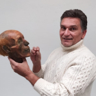 El arqueólogo Manuel Luque, con una réplica de Ramsés en su taller burgalés./ ArgiComunicación