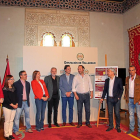 La diputada de Cultura, Inmaculada Toledano, y el crítico César Martín, rodeados de los demás participantes.-E. M.