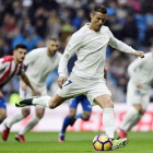 Cristiano Ronaldo lanza el penalti con el que marcó el sábado el primer gol al Sporting.-AFP / JAVIER SORIANO