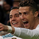 Cristiano Ronaldo celebra un gol junto a Lucas Vázquez.-REUTERS