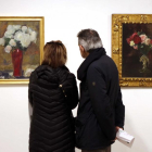 Dos visitantes observan una de las obras de la exposición.-ICAL