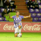 Mata reclama al árbitro auxiliar.-MIGUEL ÁNGEL SANTOS