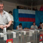 Un responsable de una mesa electoral en Sebastopol.-Foto: AP / ALEXANDER POLEGENKO