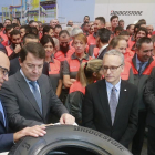 El presidente de la Junta firmó en Burgos el neumático 300 millones junto a los directivos de Bridgestone.-RAÚL OCHOA