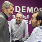 El secretario general de Podemos Aragón, Pablo Echenique (d), durante la reunión que ha mantenido con el exjefe del Estado Mayor (JEMAD) Julio Rodríguez, número 2 en la lista de este partido al Congreso de los Diputados por Zaragoza, y el profesor Pedro A-EFE