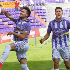 Jose y Mata celebran el gol de la victoria frente al Elche.-J. M. LOSTAU