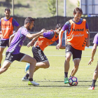 Míchel conduce el balón durante un entrenamiento y Jordán, de perfil, corre para arrebatárselo-J.M. Lostau