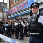 Agentes de policía en una redada en East Ham.-JUSTIN TALLIS