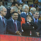 Cardoner, Bartomeu y Puigdemont, en el palco del Camp Nou.-JORDI COTRINA