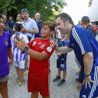 Sergio posa sonriente junto a un joven aficionado tras el entrenamiento matinal.-REPORTAJE GRÁFICO: J. M. LOSTAU