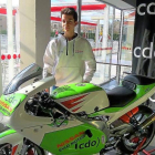 Adrián Gómez, junto a la moto con la que competirá en Aranda de Duero.-EM