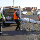 Los camilleros se llevan a las dos personas muertas en 2015 en el accidente de Aldeamayor.-J.M. LOSTAU