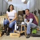 Daniel Ramos y Pepi San Juan en interior de la bodega cooperativa donde elaboran sus vinos de garnacha y albillo real, bajo el amparo de la DO Cebreros, en El Tiemblo.-