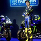 Maverick Viñales y Valentino Rossi, en la presentación del equipo Yamaha Monster, la semana pasada, en Yakarta.-EFE / ADI WEDA