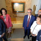 Poncela, Cirac, Guirao, Oliveira, Martín y Carnero ayer, junto al mostrador con el  Tratado de Tordesillas.-ICAL