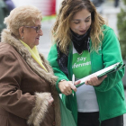 Una enfermera recoge firmas en la plaza Zorrilla de Valladolid.-ICAL