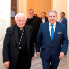 El arzobispo de Valencia, el cardenal Antonio Cañizares, con Alfonso Rus, expresidente de la Diputación de Valencia.-ARCHIVO