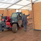 Preparativos en el interior de la carpa principal del Campeonato Nacional de Galgos, en Nava del Rey.-EL MUNDO