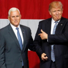 El candidato republicano a la presidencia de EEUU, Donald Trump (derecha), junto con el candidato a vicepresidente, Mike Pence.-REUTERS / JOHN SOMMERS II