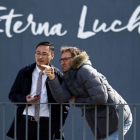 Tony Adams observa un entrenamiento del Granada junto a uno de los miembros de la empresa propietaria del club.-